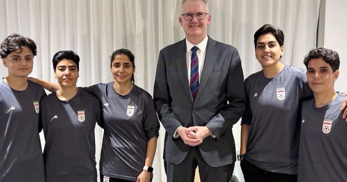 Australian Home Affairs Minister Tony Burke with five members of Iranian women's national football team who were granted asylum in Australia (Photo/X/Minister Tony Burke)